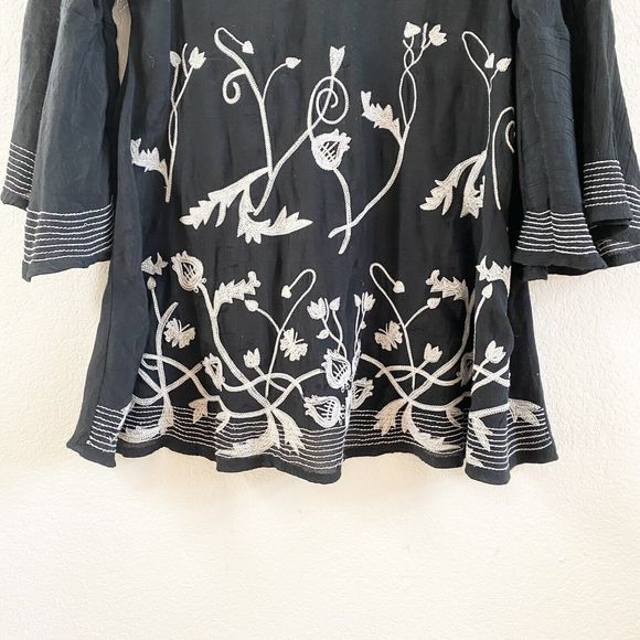 Esley Blouse Size M Embroidered Detail White Black Flowy Button Back‎ Top Blouse - Picture 2 of 8